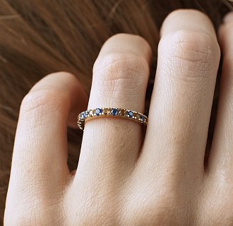 Кольцо с дорожкой голубых и желтых камней (желтое золото) 815ж №6