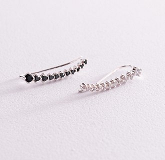 Срібні асиметричні сережки - клаймбери (одна сережки з чорними фіанітами, друга з білими) 123155