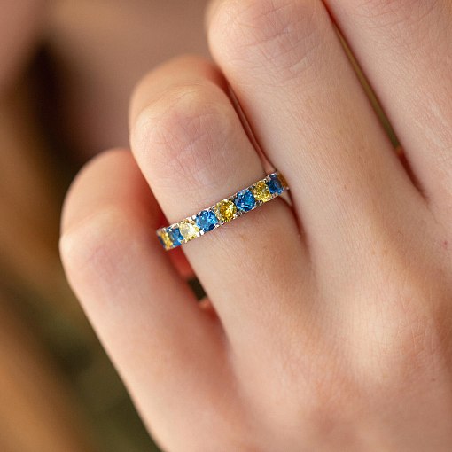 Кольцо с дорожкой голубых и желтых камней (белое золото) к07108 9