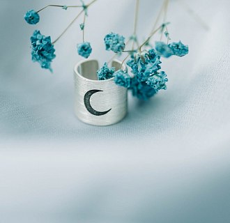 Срібна сережка-каффа 