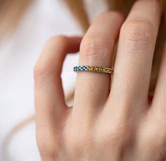 Серебряное кольцо с дорожкой голубых и желтых камней 8152 №5