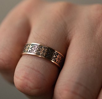 Золотое кольцо "Вышиванка" с чернением 28642400 №3