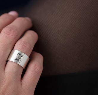 Серебряное кольцо с гравировкой "Sex is art" 112143арт №5