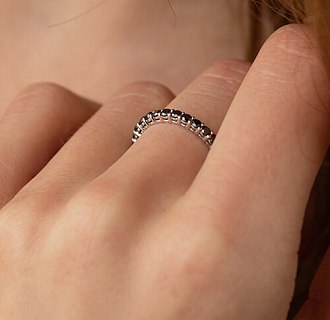 Золотое кольцо с дорожкой черных бриллиантов 229781122 №4
