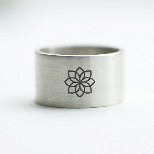 Серебряное кольцо с гравировкой "Лотос" lotos 2