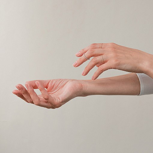 Каблучка з доріжкою каменів в білому золоті к08276 2