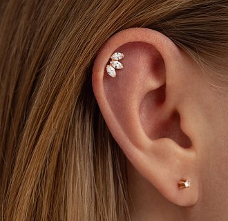 Одиночна золота сережка в хрящ вушка (фіаніти) з40034к