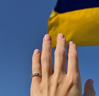 Серебряное кольцо с дорожкой голубых и желтых камней 112664 №2