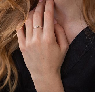 Золотое кольцо с дорожкой камней к02309 №4