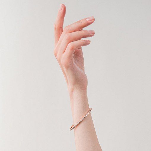 Жесткий золотой браслет "Кубики" (фианиты) б05612 2