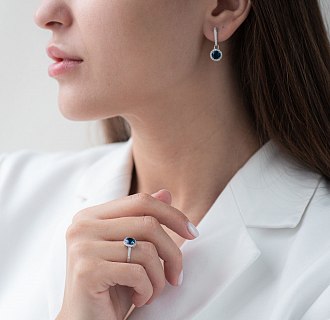 Серебряное кольцо с белыми и синими фианитами 112582 №3