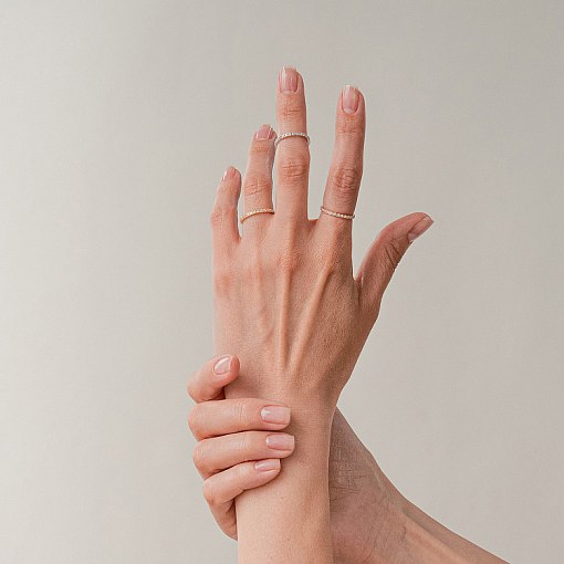 Каблучка з доріжкою каменів в білому золоті к08276 5