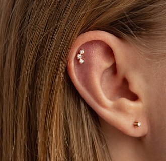 Одиночна золота сережка в хрящ вушка (фіаніти) з40069ч