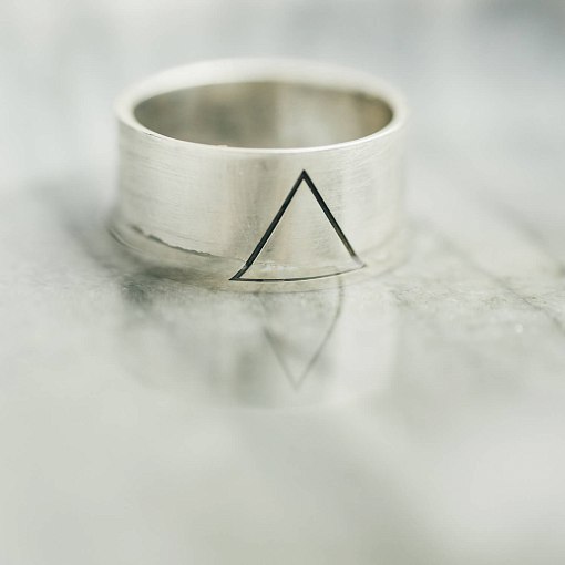 Серебряное кольцо с гравировкой "Треугольник" 112143тр 5