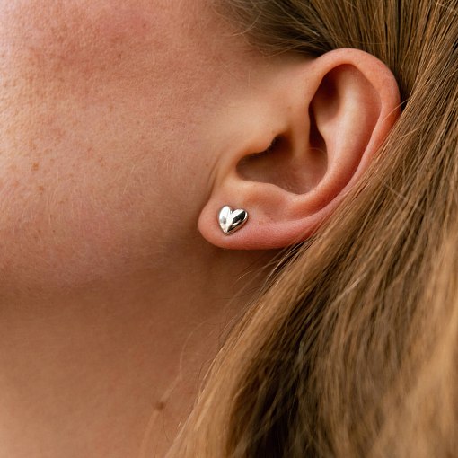 Гвоздики в белом золоте Сердечки выпуклые с05341 3