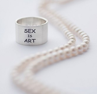 Серебряное кольцо с гравировкой "Sex is art" 112143арт