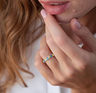 Серебряное кольцо с дорожкой голубых и желтых камней 112664 №11