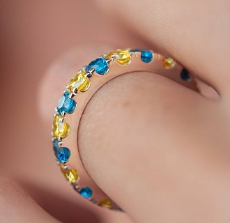 Серебряное кольцо с дорожкой голубых и желтых камней 112664 №11