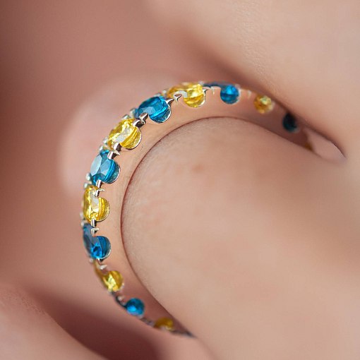 Серебряное кольцо с дорожкой голубых и желтых камней 112664 12