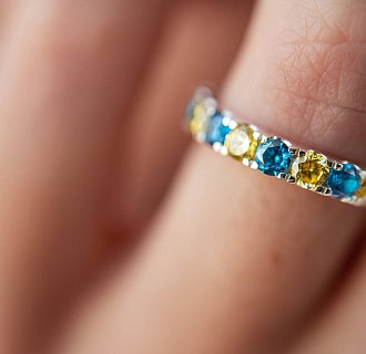 Серебряное кольцо с дорожкой голубых и желтых камней 112664 №13