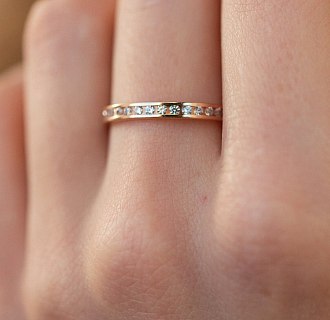 Золотое кольцо с дорожкой камней к02309 №2