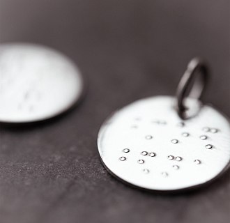 Срібний кулон з індивідуальним гравіюванням шрифтом Брайля (17 мм) 132722br №3
