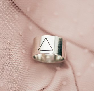 Серебряное кольцо с гравировкой "Треугольник" 112143тр №2