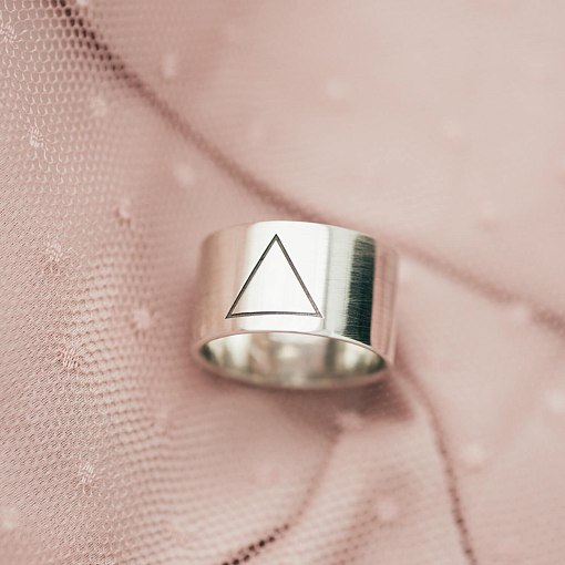 Серебряное кольцо с гравировкой "Треугольник" 112143тр 2