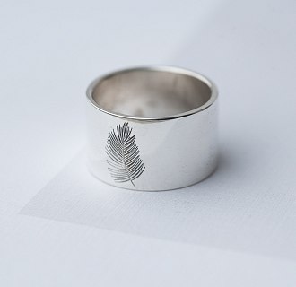 Серебряное кольцо с гравировкой "Перо" 112143п