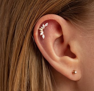 Одиночна золота сережка в хрящ вушка (фіаніти) з40067ч