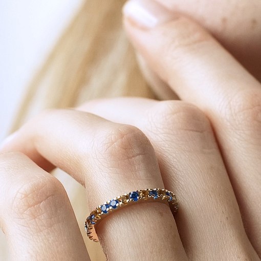 Кольцо с дорожкой голубых и желтых камней (желтое золото) 815ж 7