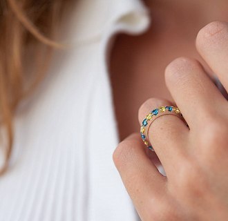Серебряное кольцо с дорожкой голубых и желтых камней 112664 №8