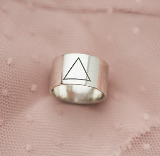 Серебряное кольцо с гравировкой "Треугольник" 112143тр