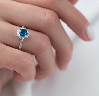 Серебряное кольцо с белыми и синими фианитами 112582 №4