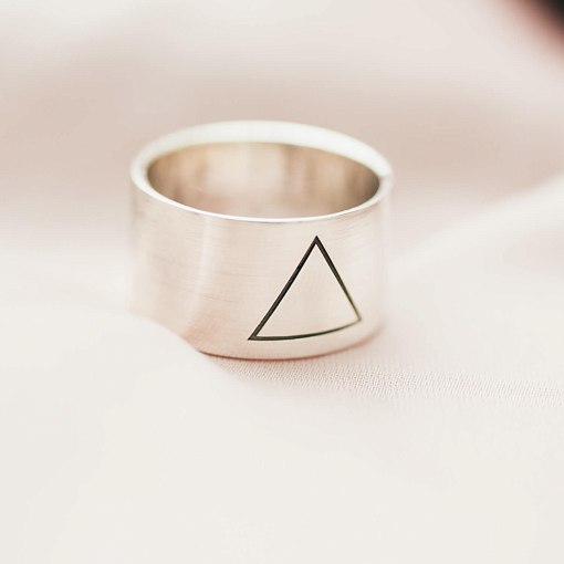Серебряное кольцо с гравировкой "Треугольник" 112143тр 4