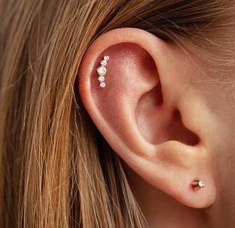 Одиночна золота сережка в хрящ вушка (фіаніти) з40001к