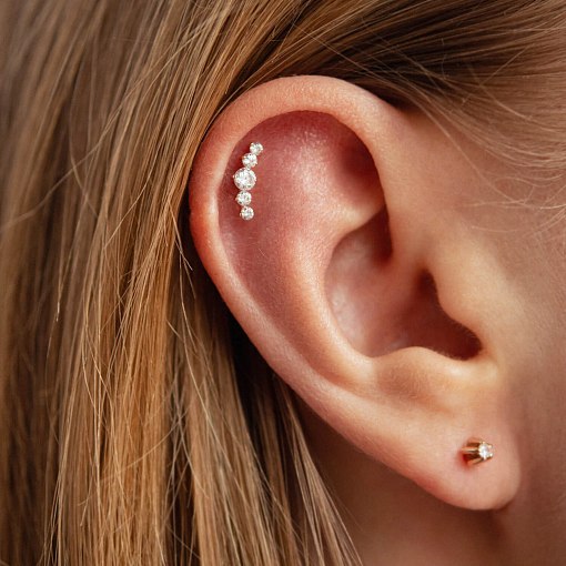 Одиночна золота сережка в хрящ вушка (фіаніти) з40001к